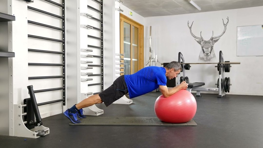 Gainage bras sur swissball