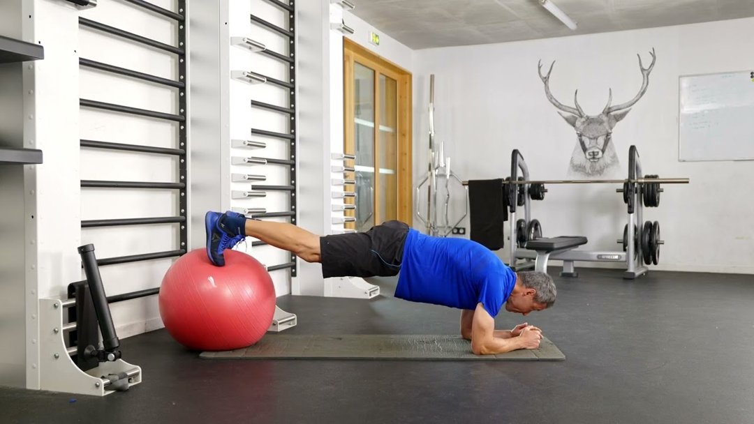 Gainage pieds sur swissball